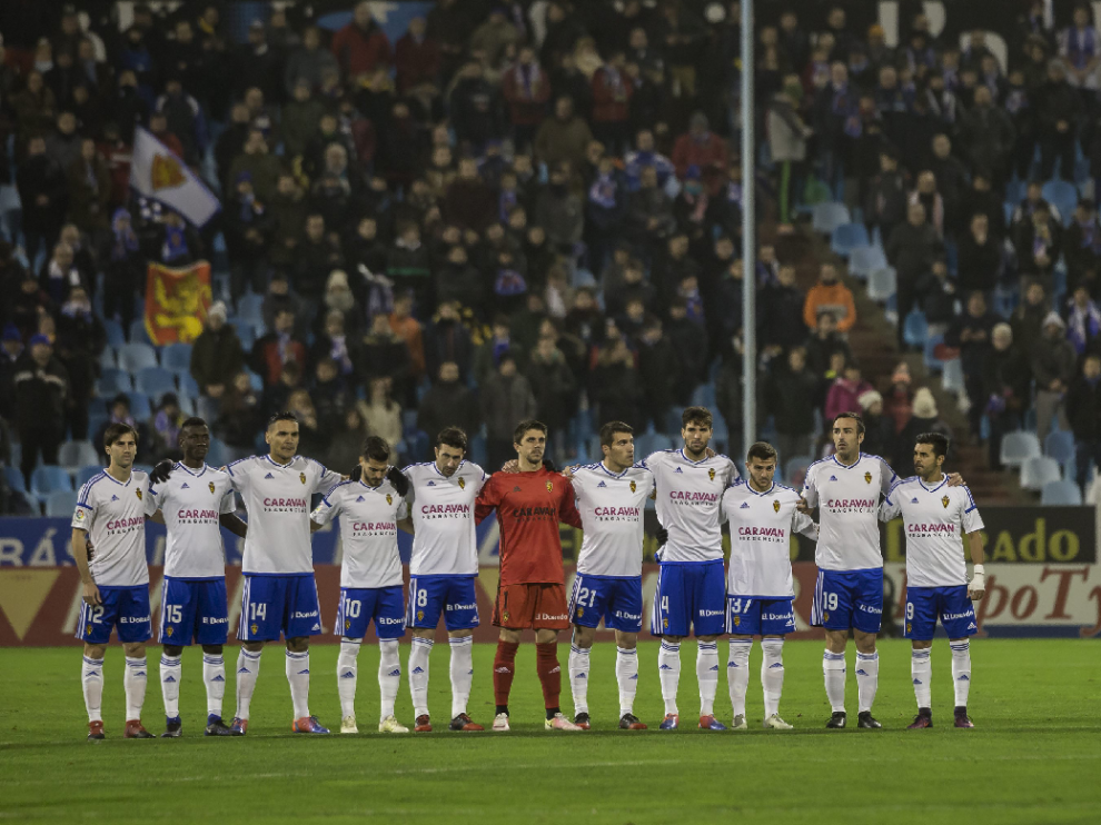 El equipo zaragocista, antes de comenzar el último partido ante el Real Oviedo en La Romareda, con la grada del Fondo Norte a sus espaldas.