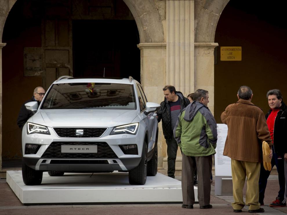 Seat ha expuesto esta semana el Ateca en la plaza del Ayuntamiento del pueblo de la comarca Comunidad de Calatayud.