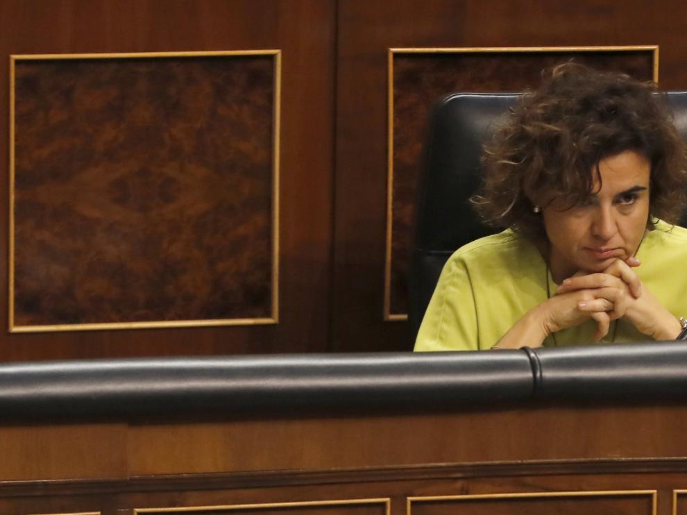 La ministra de Sanidad, Dolors Montserrat, durante la sesión de control en el Congreso.