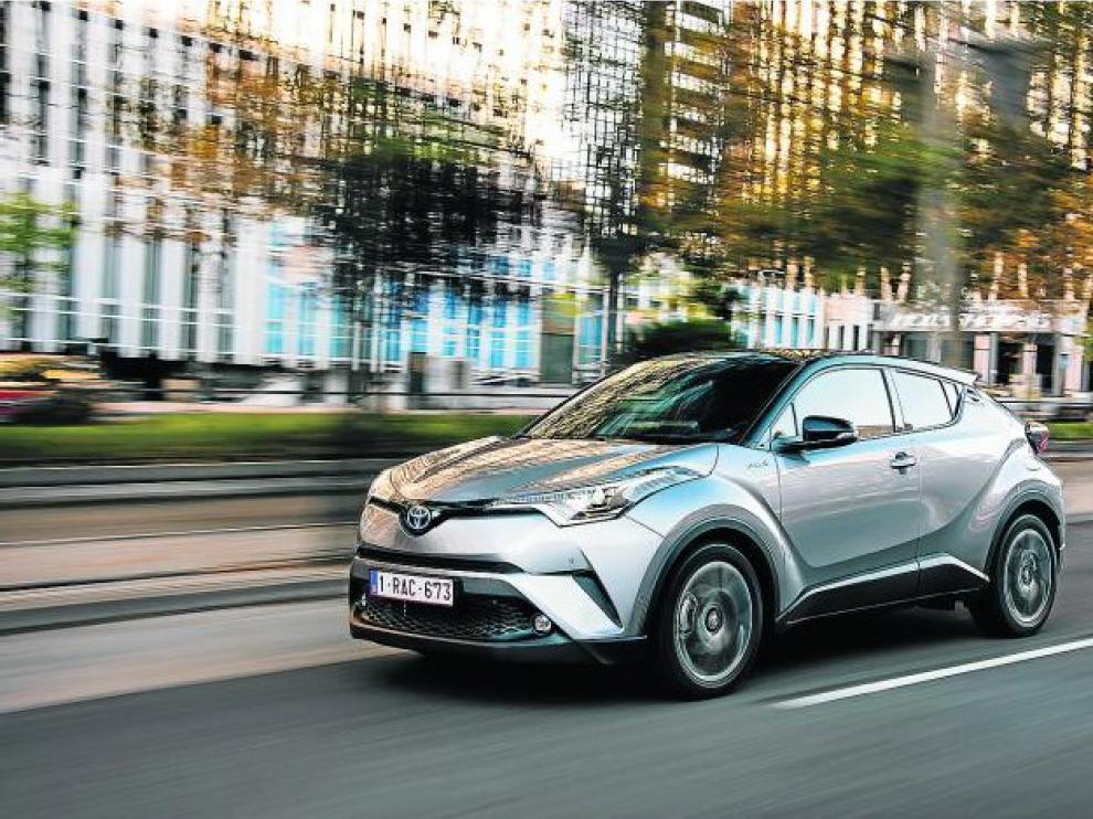 El diseño exterior del C-HR combina la silueta de un cupé, con el aspecto robusto de un todocamino. No deja indiferente.