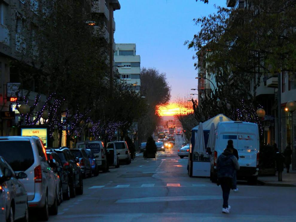 La puesta de sol al final de la avenida de Martínez de Velasco.