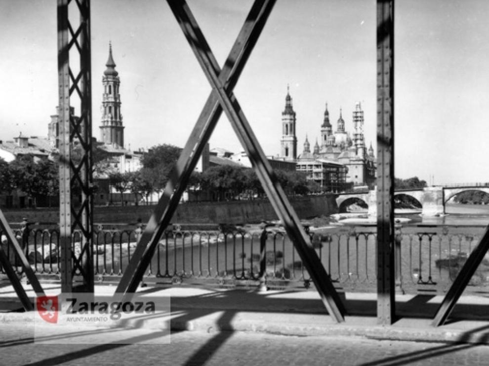 Imagen del puente de Piedra y la basílica del Pilar desde el Puente de Hierro, en 1950.