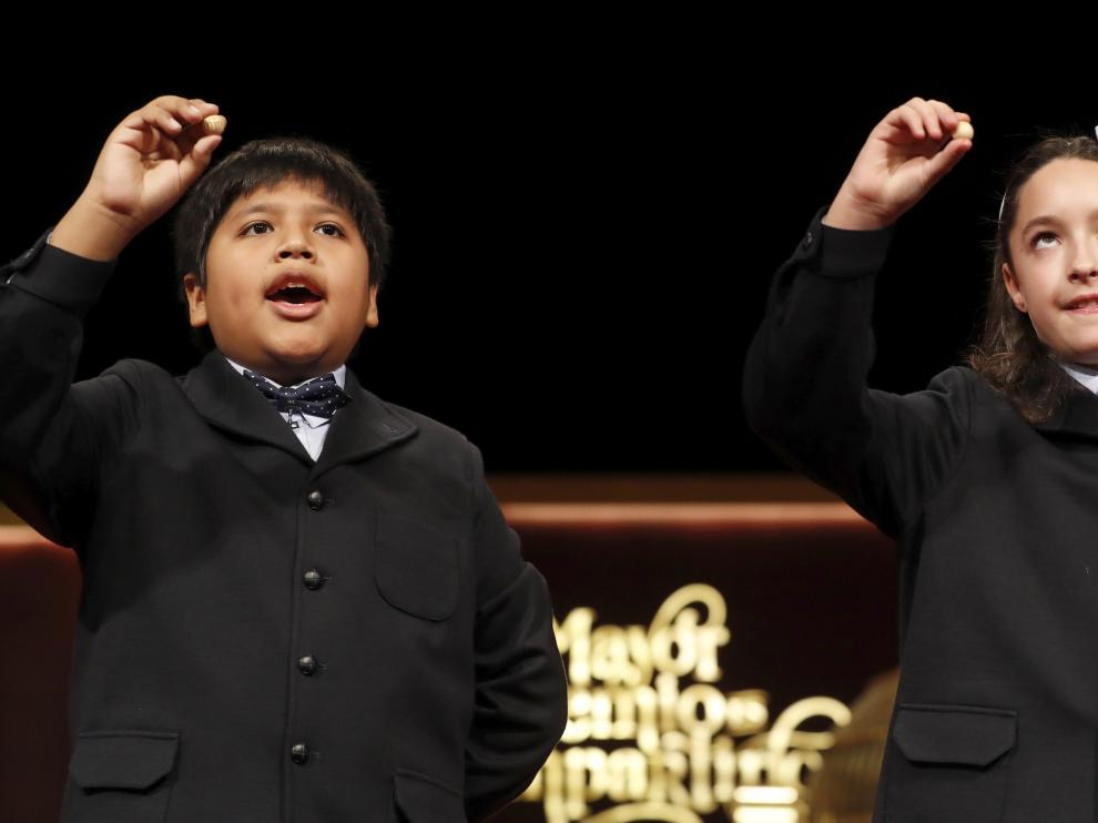 Momento en el que los niños cantaban el primer cuarto premio al 59.444.