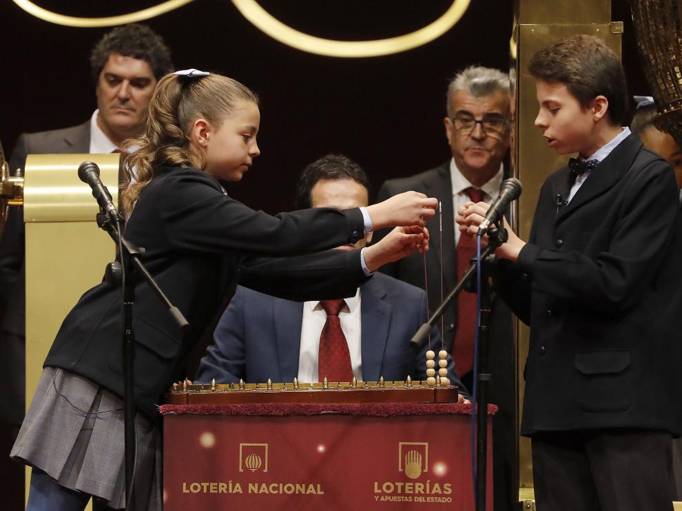 Momento en el que los niños cantaban el segundo quinto premio al 19152.