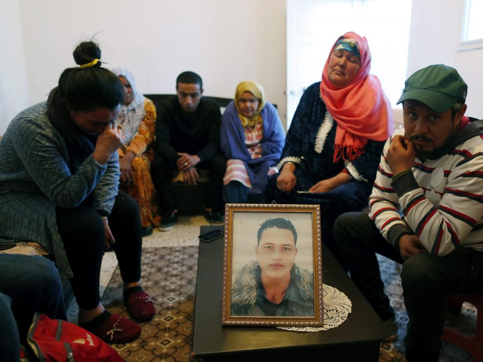 La madre del presunto terrorista de Berlín junto a sus familiares, muestra la foto de su hijo