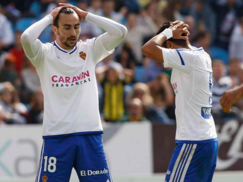 Ángel y Juan Muñoz, los dos delanteros que más minutos han jugado durante lo que va de temporada en la línea de ataque del Real Zaragoza, lamentan un error en un partido en La Romareda.