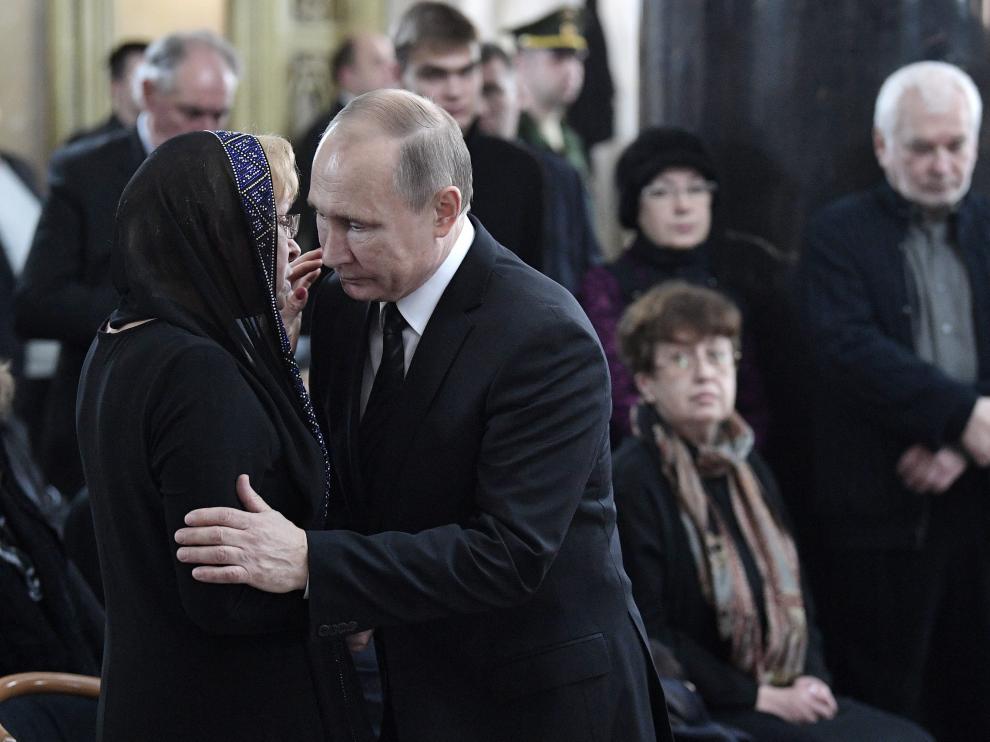 Vladimir Putin junto a la viuda del embajador en una ceremonia en su honor.