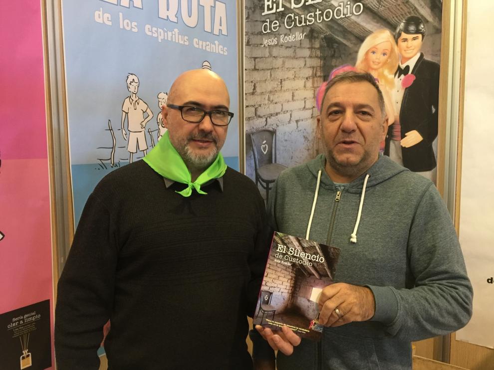 Enrique Casanovas, editor, junto al escritor Jesús Rodellar.