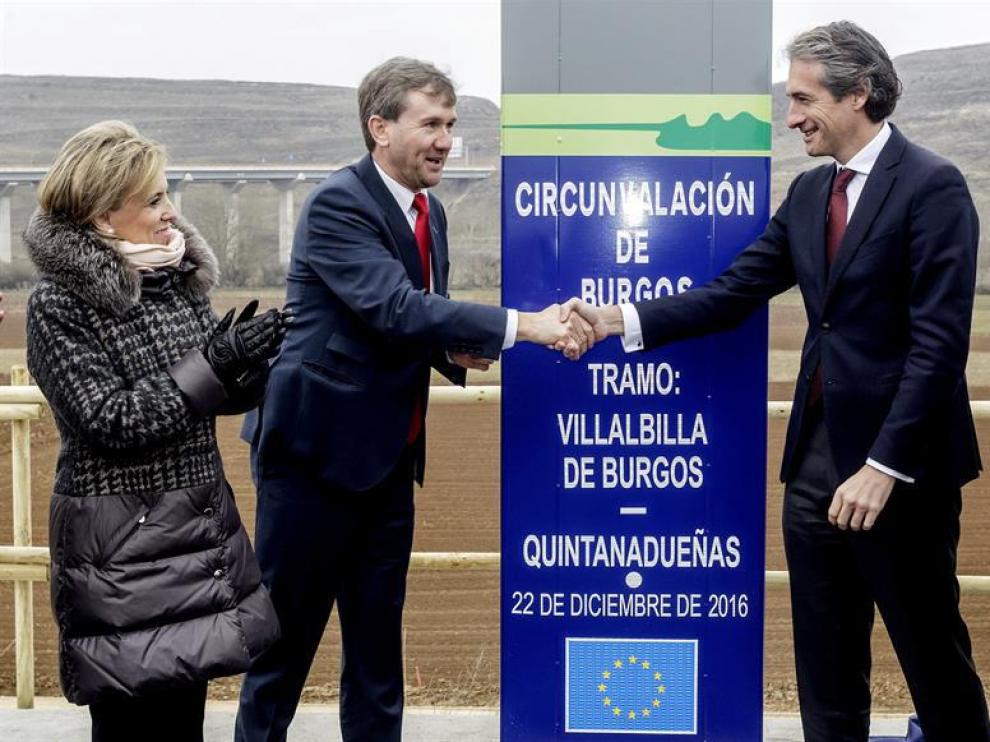 El ministro de Fomento, Íñigo de la Serna (d), acompañado por la delegada del Gobierno en CyL, María José Salgüeiro (i), y por el alcalde de Burgos, Javier Lacalle (2i), durante la puesta en servicio del tramo Villalbilla-Quintanadueñas de la Circunvalación de Burgos.