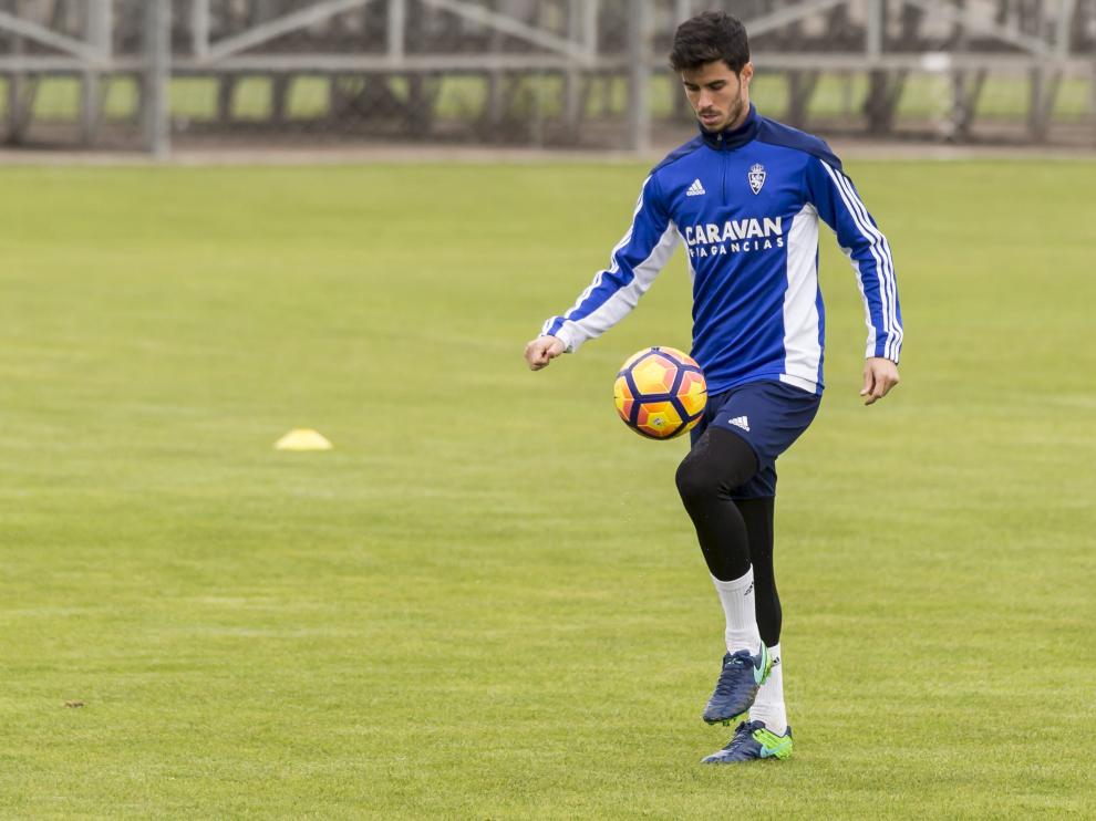 Edu García juega con la pelota en un entrenamiento.