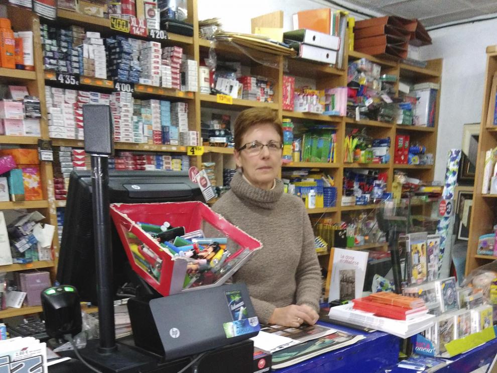 La lotera de Castejón de Sos, María Dolores Narváez, que ha repartido el único premio en Huesca.