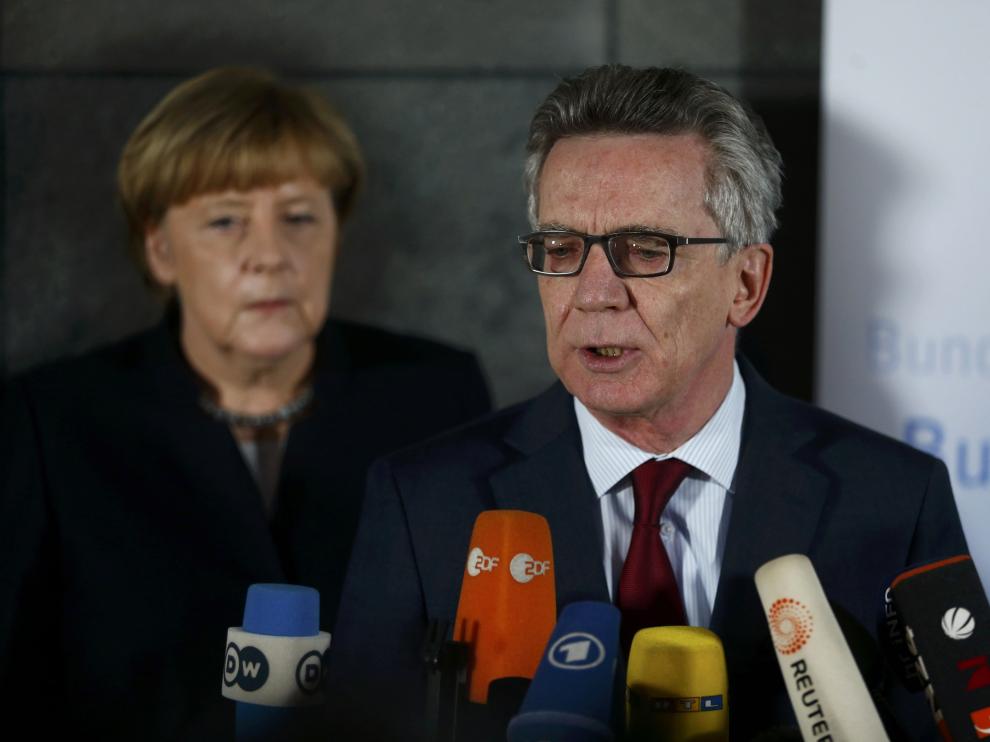 La canciller Angela Merkel junto al ministro de Interior alemán.