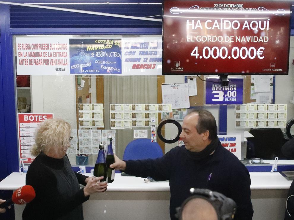 Propietarios de la administración de la calle Esperanza de Madrid, donde se ha vendido el gordo.