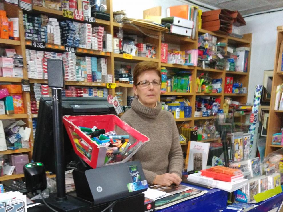 La propietaria del establecimiento que vendió el décimo premiado en Castejón, Dolores Narváez.
