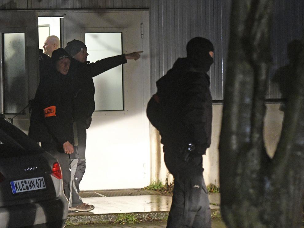 La policía alemana registra un centro de acogida de refugiados en Emmerich.