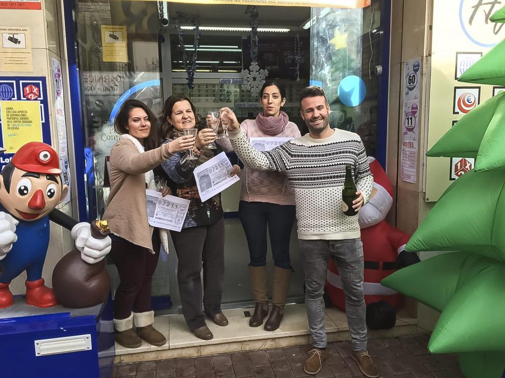 La administración agraciada en Andorra celebra el premio.