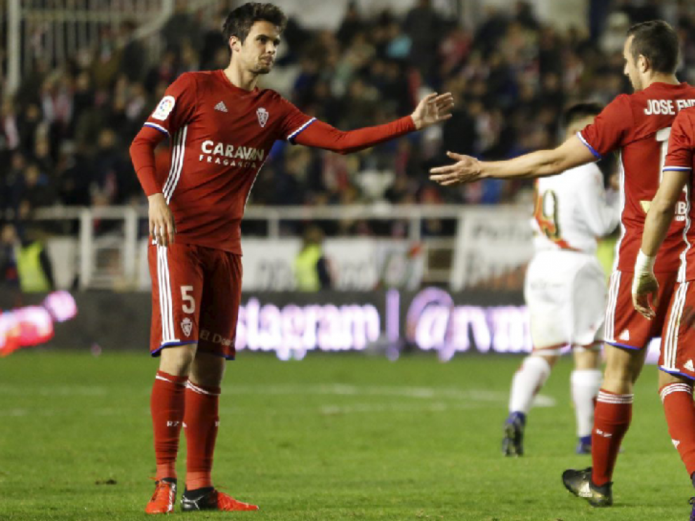 Erik Morán, el pasado domingo en Vallecas, saluda a José Enrique en la celebración del 0-1.