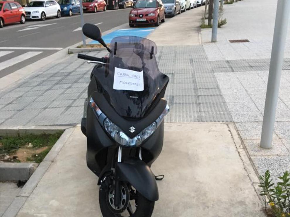 Moto estacionada hace unas semanas en una de las calles del Parque Venecia.