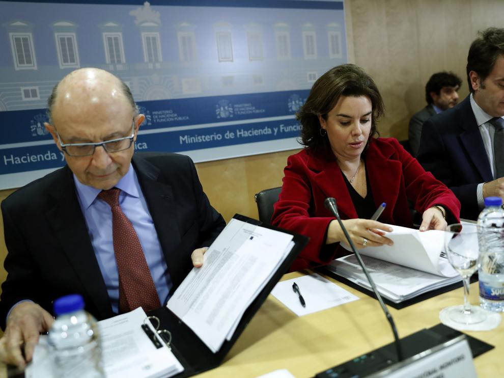 Cristóbal Montoro junto a Soraya Sáenz de Santamaría en la sede del ministerio de Economía.