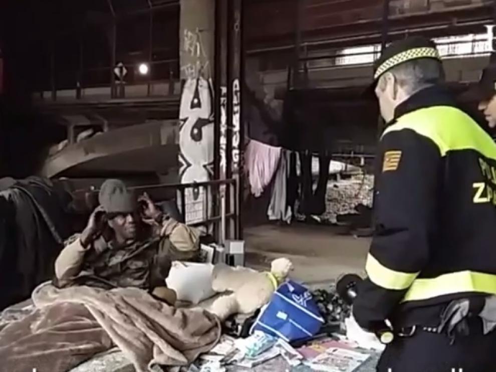 Dos agentes se interesan por el estado de un indigente en Zaragoza