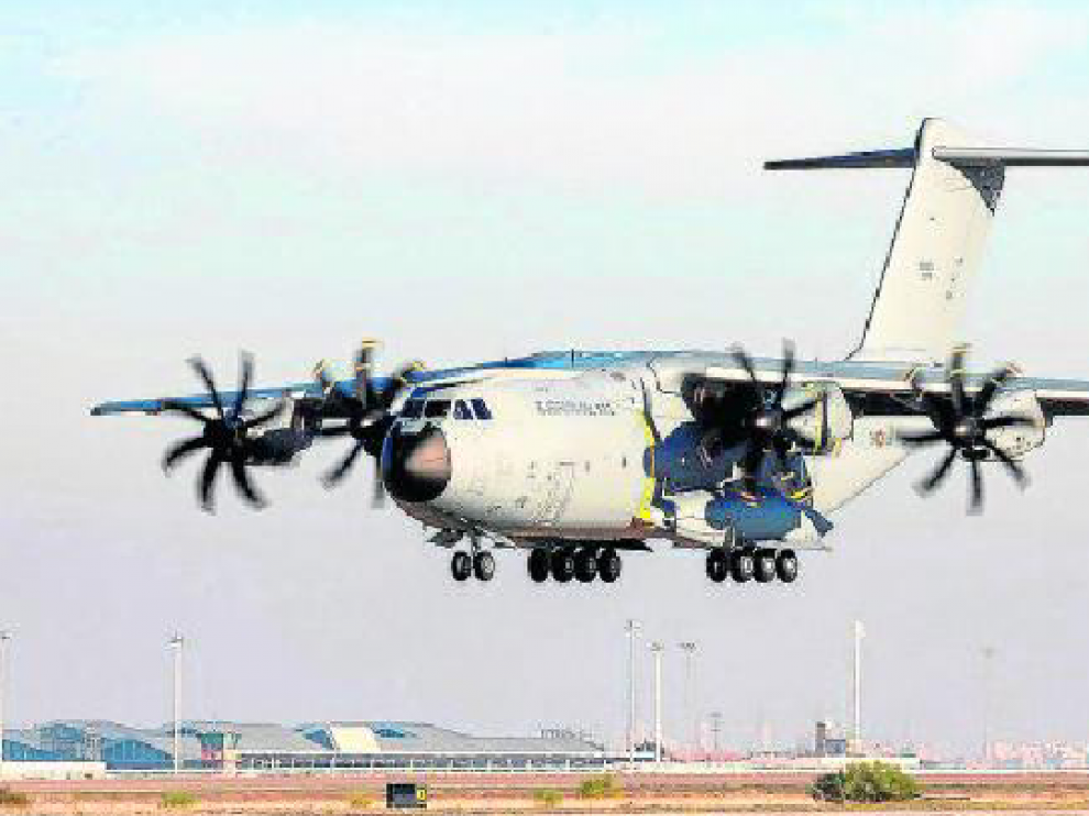 El avión de transporte A440M aterriza en la Base tras su primera salida el martes.
