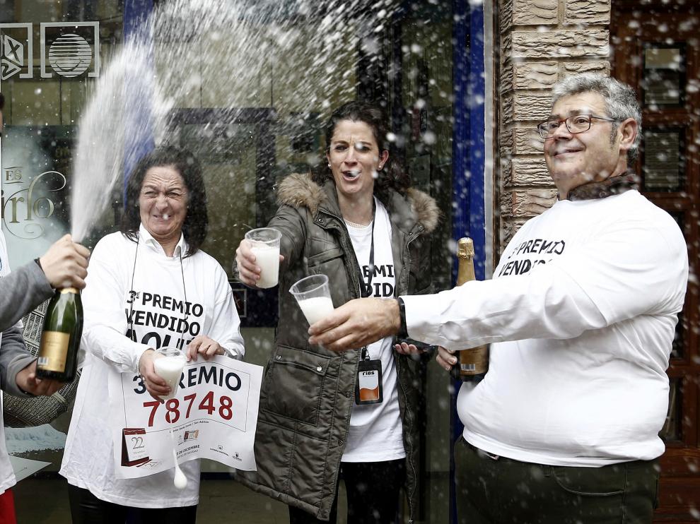 Los dueños de la administración de lotería de San Adrián celebrando el tercer premio.