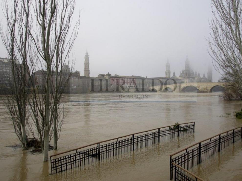 Crecida del río Ebro a su paso por Zaragoza en enero de 2009.