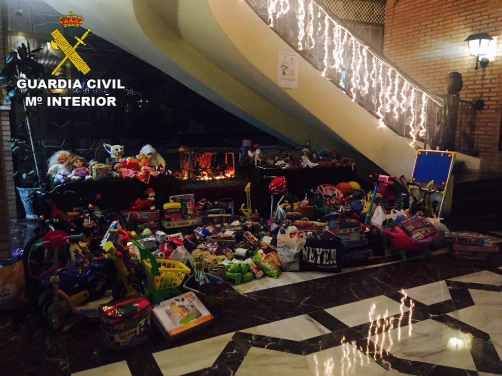 La Guardia Civil de Teruel entrega a Cáritas alimentos y juguetes recogidos en la 'Operación Kilo'