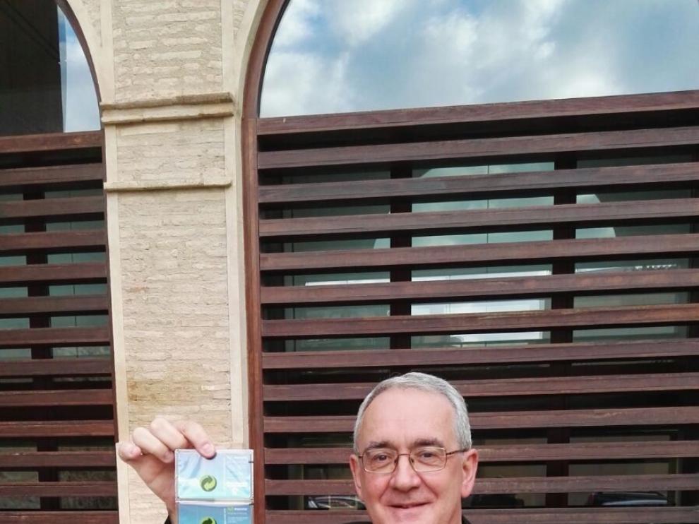 El obispo con algunas tarjetas de pre pago que entregará a los presos.