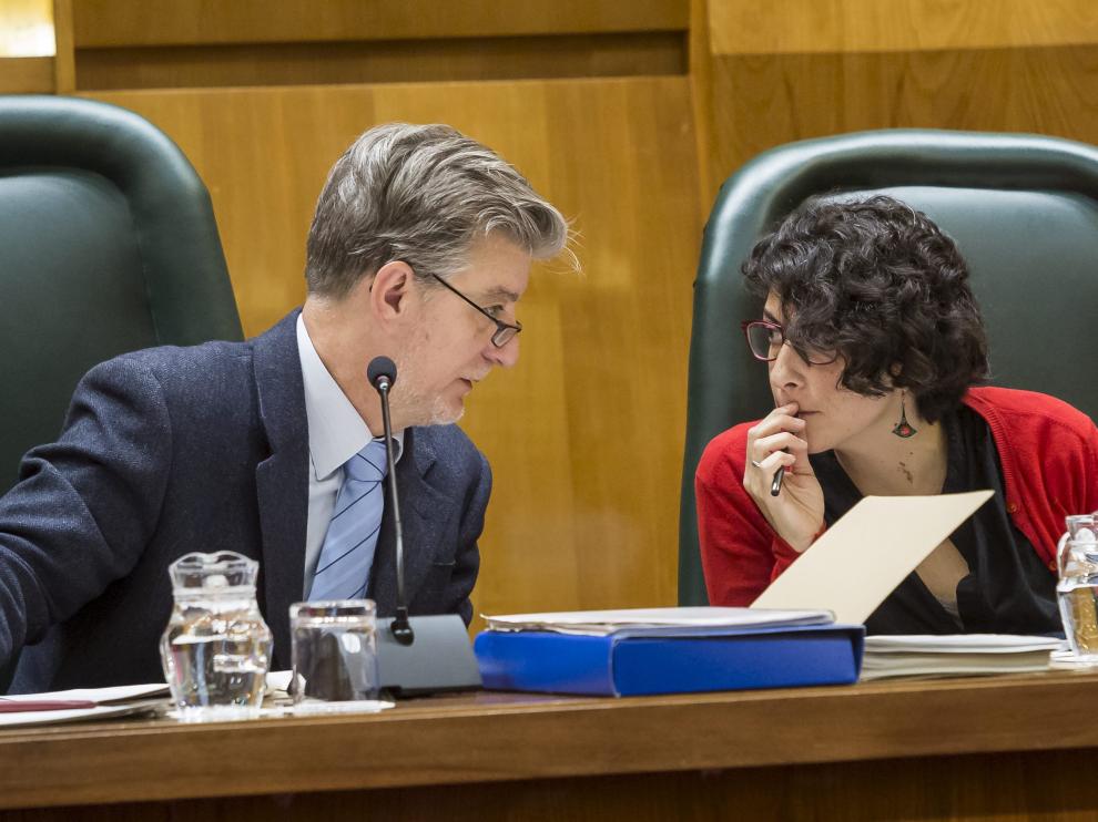 El alcalde Santisteve habla con la edil de Participación, Elena Giner.