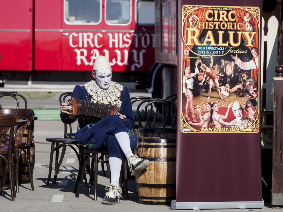 El payaso Globo, con su corcentina, pone la banda sonora a la entrada del recinto del Circo