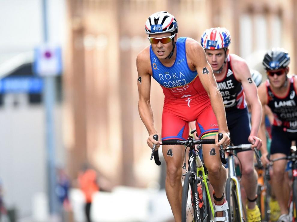 Gómez Noya con la bicicleta con la que se alzó con el pentacampeonato del mundo del triatlón.