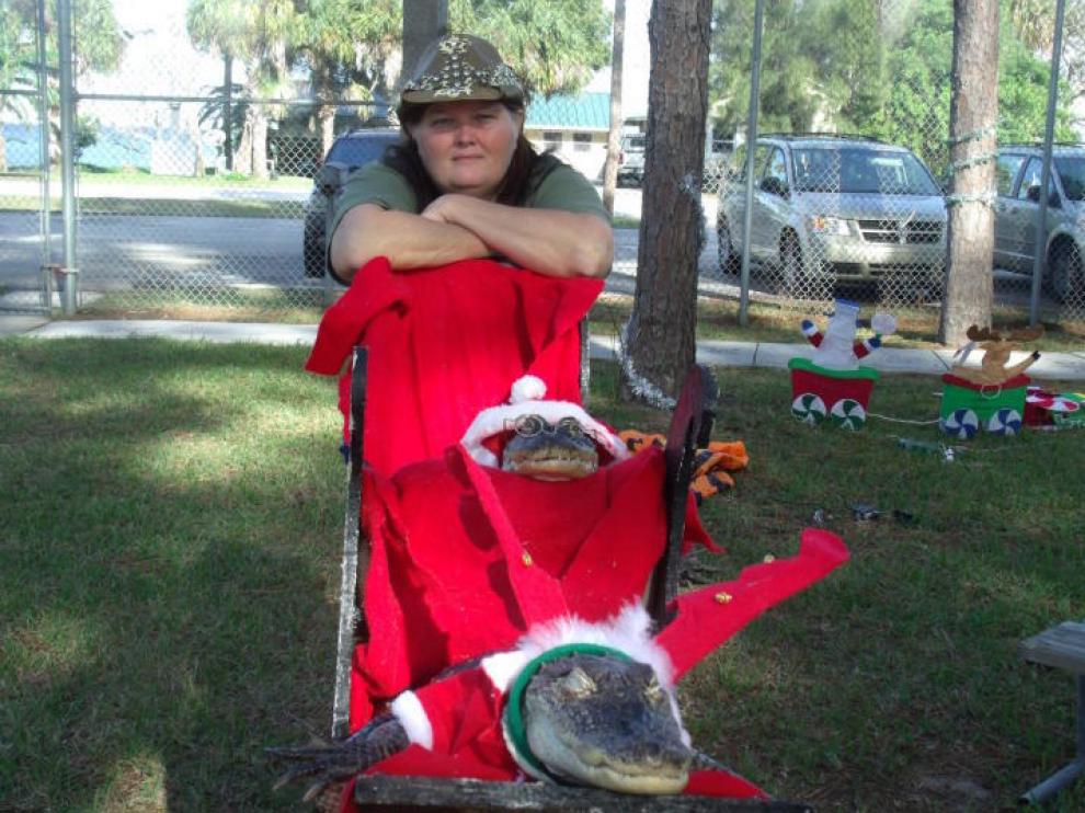 Mary Thorn posa junto a Rambo, vestido de Papá Noel