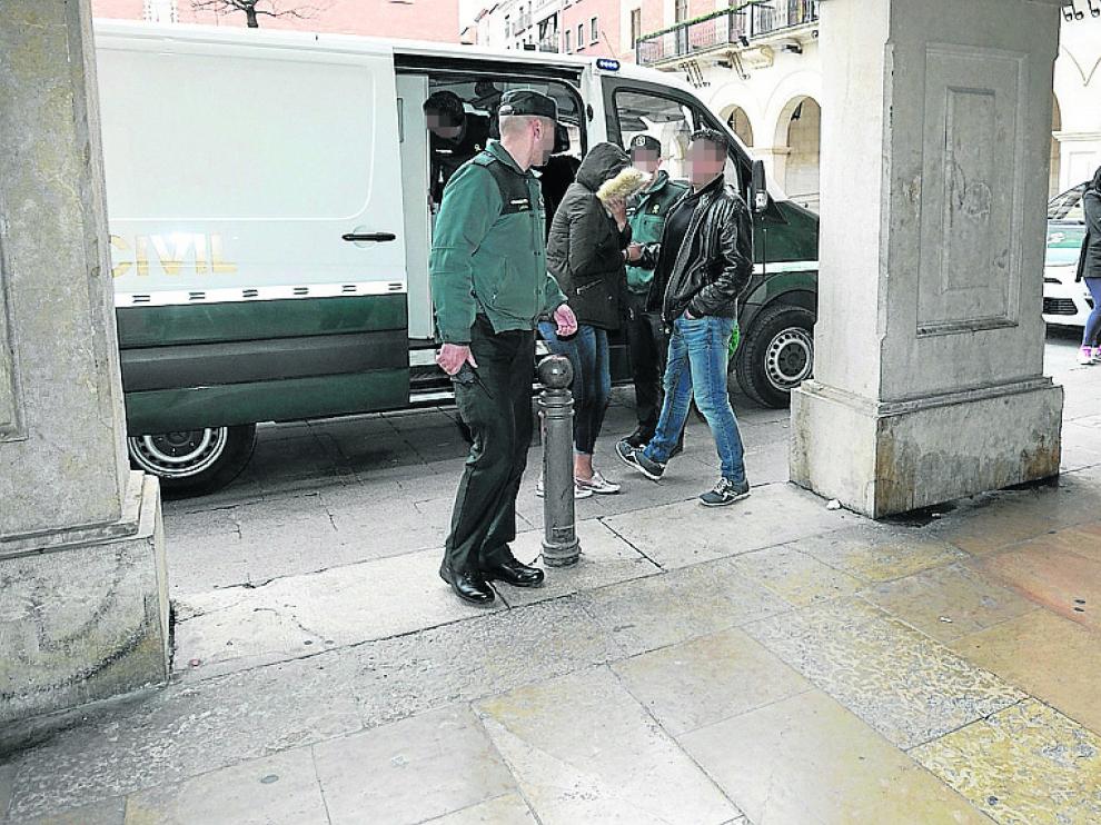 Una de las detenidas es conducida al Juzgado para declarar, en presencia de amigos y familiares.