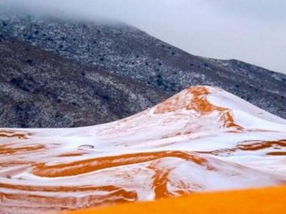 Imagen de las dunas nevadas del Sáhara captada por un jóven argelino