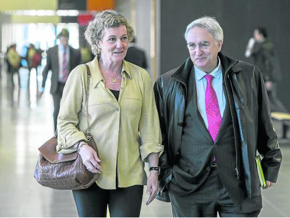 El ex jefe de servicios de Ordenación Minera, Joaquín Lahoz, con su abogada Cristina Ruiz-Galbe