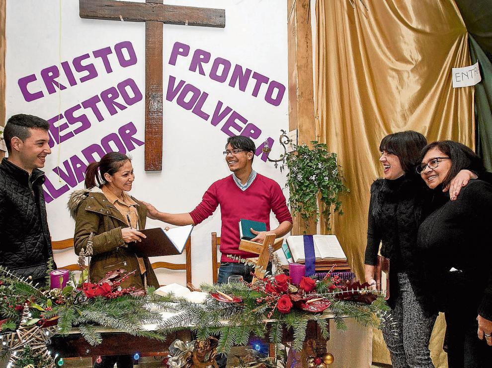 De izda. a dcha.: Mohamed Aoulad Sellam, Meyling Amador, Noel Díaz, Maite Camino, Paula Ortiz, en la iglesia anglicana de Zaragoza