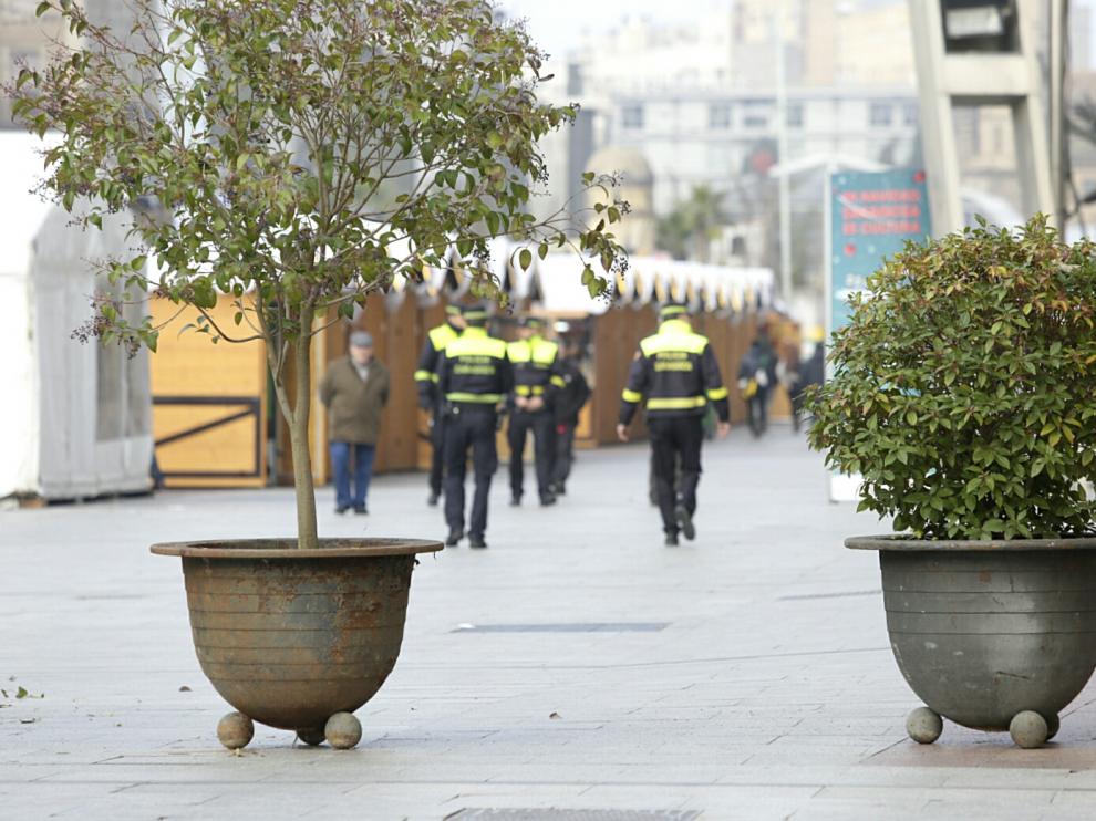Los grandes maceteros para evitar atentados con vehículos ya están colocados en la plaza del Pilar.