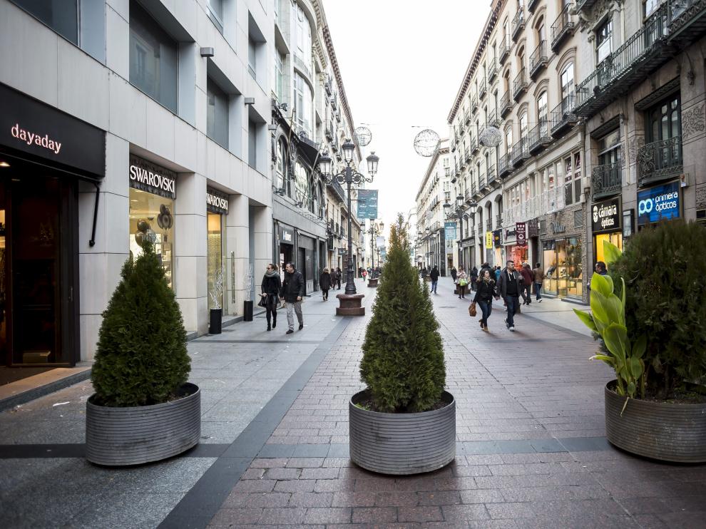En las Navidades pasadas se colocaron grandes maceteros para evitar atentados con vehículos en la calle de Alfonso