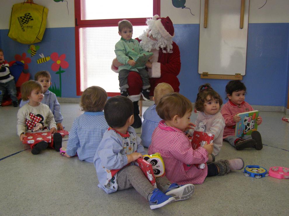 Papá Noel ha llevado regalos para todos los alumnos.