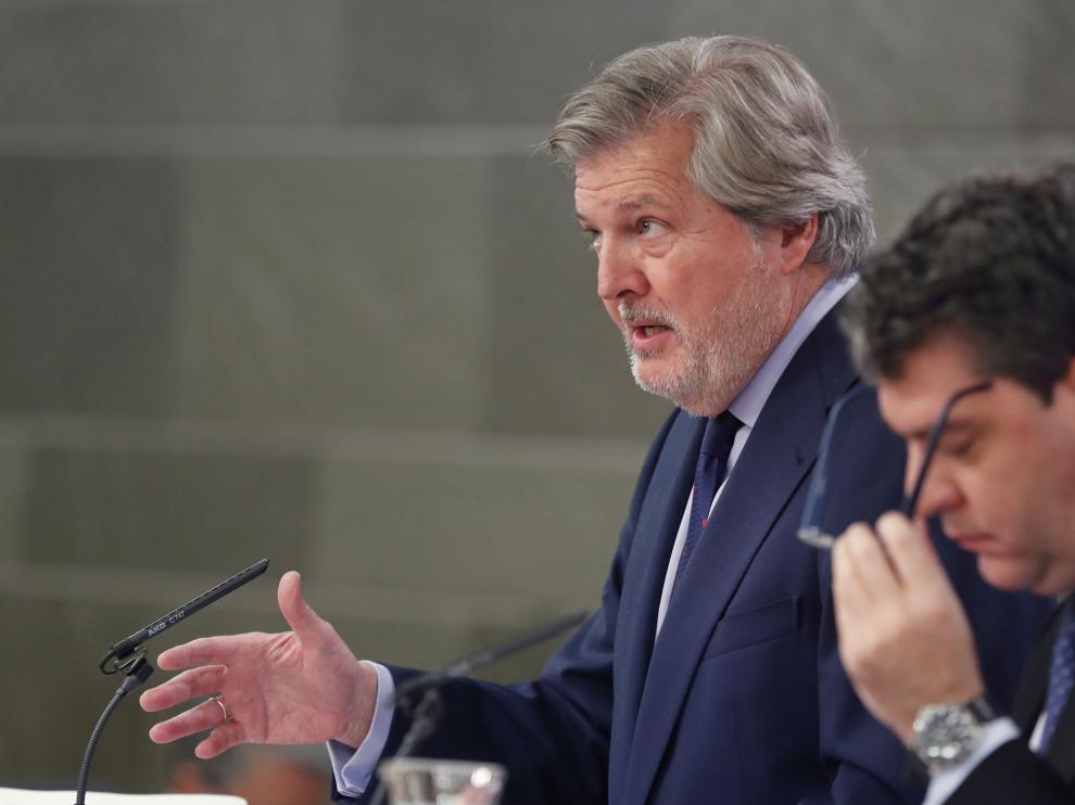 El portavoz del Ejecutivo, Iñigo Méndez de Vigo (izda), acompañado del ministro de Energía, Álvaro Nadal.