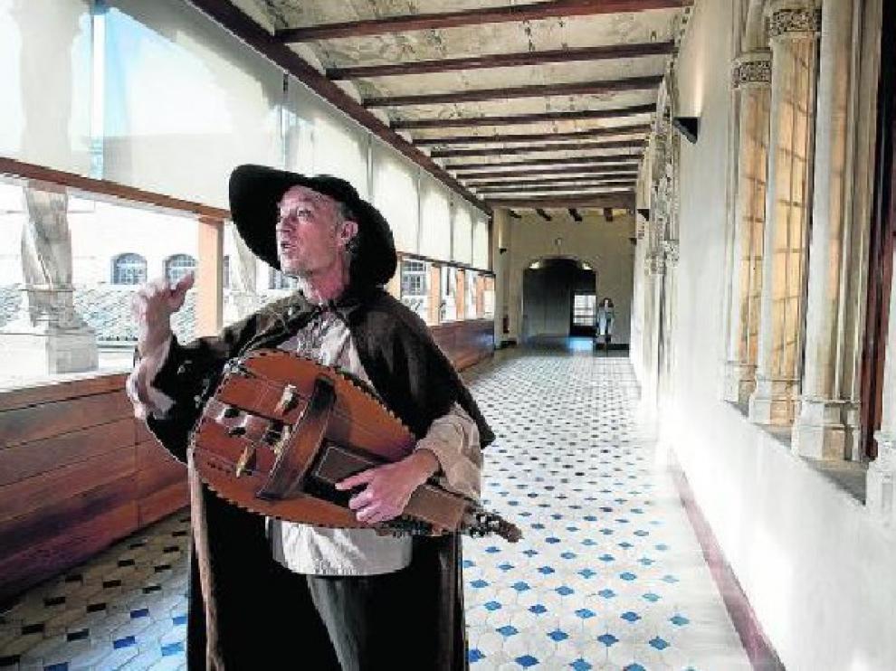 El actor Jesús Pescador, caracterizado como un peregrino, participó en la presentación de las visitas.