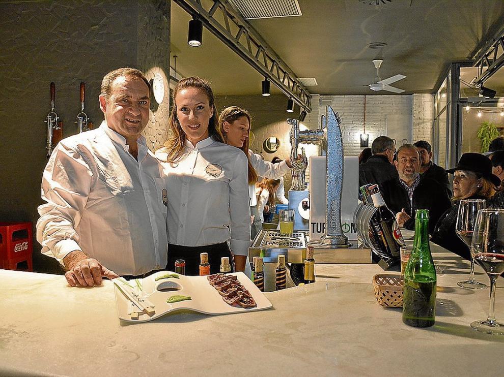 Víctor García, propietario, y Alina Bold, camarera, en el nuevo Umami.