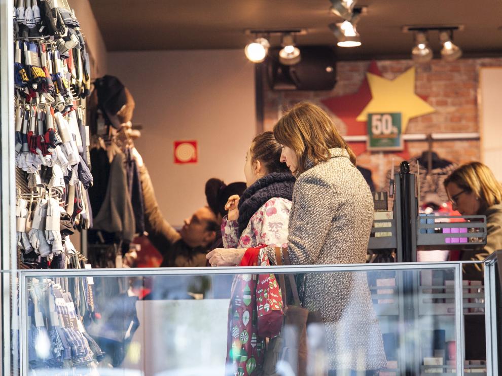 Los comercios siguen registrando estos días una gran afluencia de compradores.