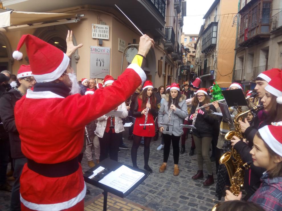 Tanto el director como el resto de integrantes de la banda llevaban accesorios navideños.