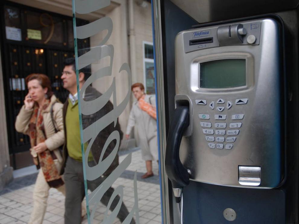 Una cabina telefónica en Zaragoza.