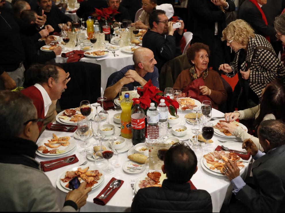 Manuela Carmena felicita la Navidad a 200 personas sin hogar de Madrid.