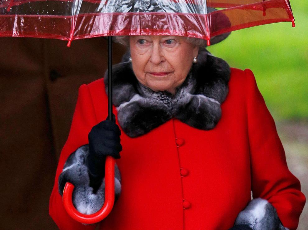 Isabel II, a la salida de misa con motivo de Navidad, este domingo en Sandringham, en el este de Inglaterra.