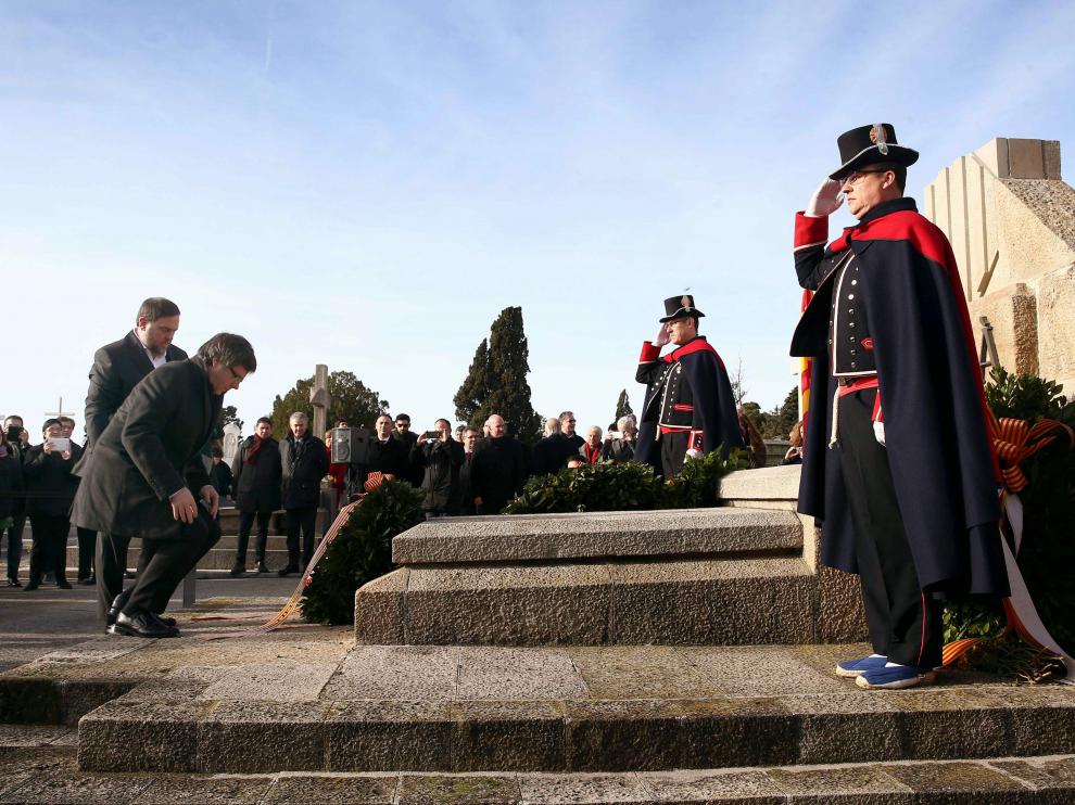 El presidente de la Generalitat, Carles Puigdemont, junto al vicepresidente del Gobierno catalán, Oriol Junqueras, durante la ofrenda floral en la tumba de Francesc Macià,
