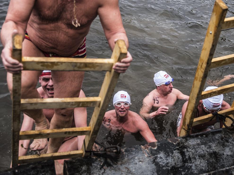 Prueba de natación navideña en Praga